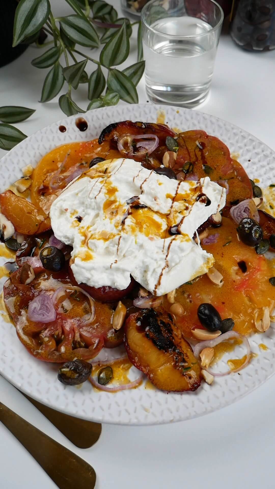 salade burrata tomates et nectarines rôties au romarin