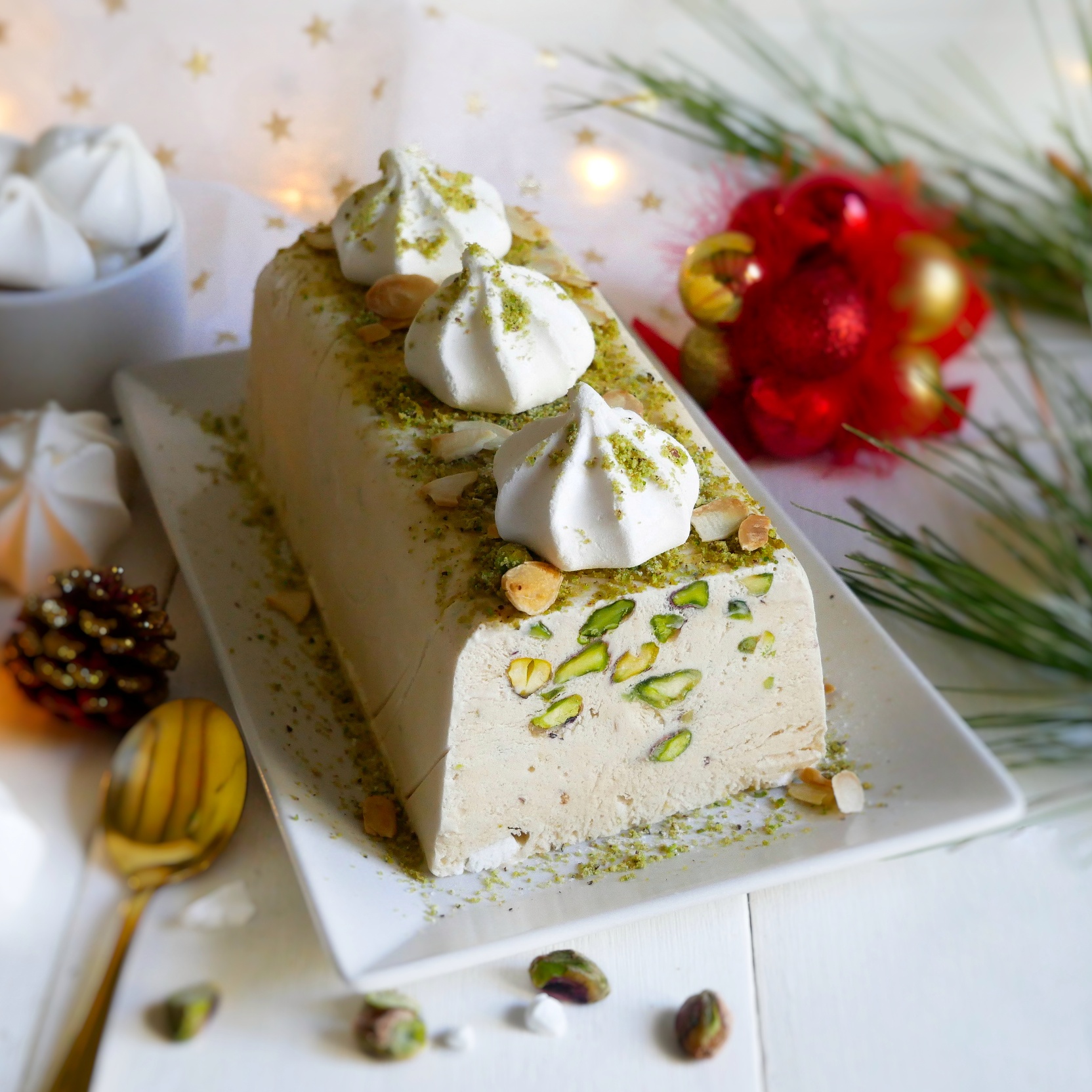 glace sans lactose, bûche nougat au sirop d'érable, pistache et meringues
