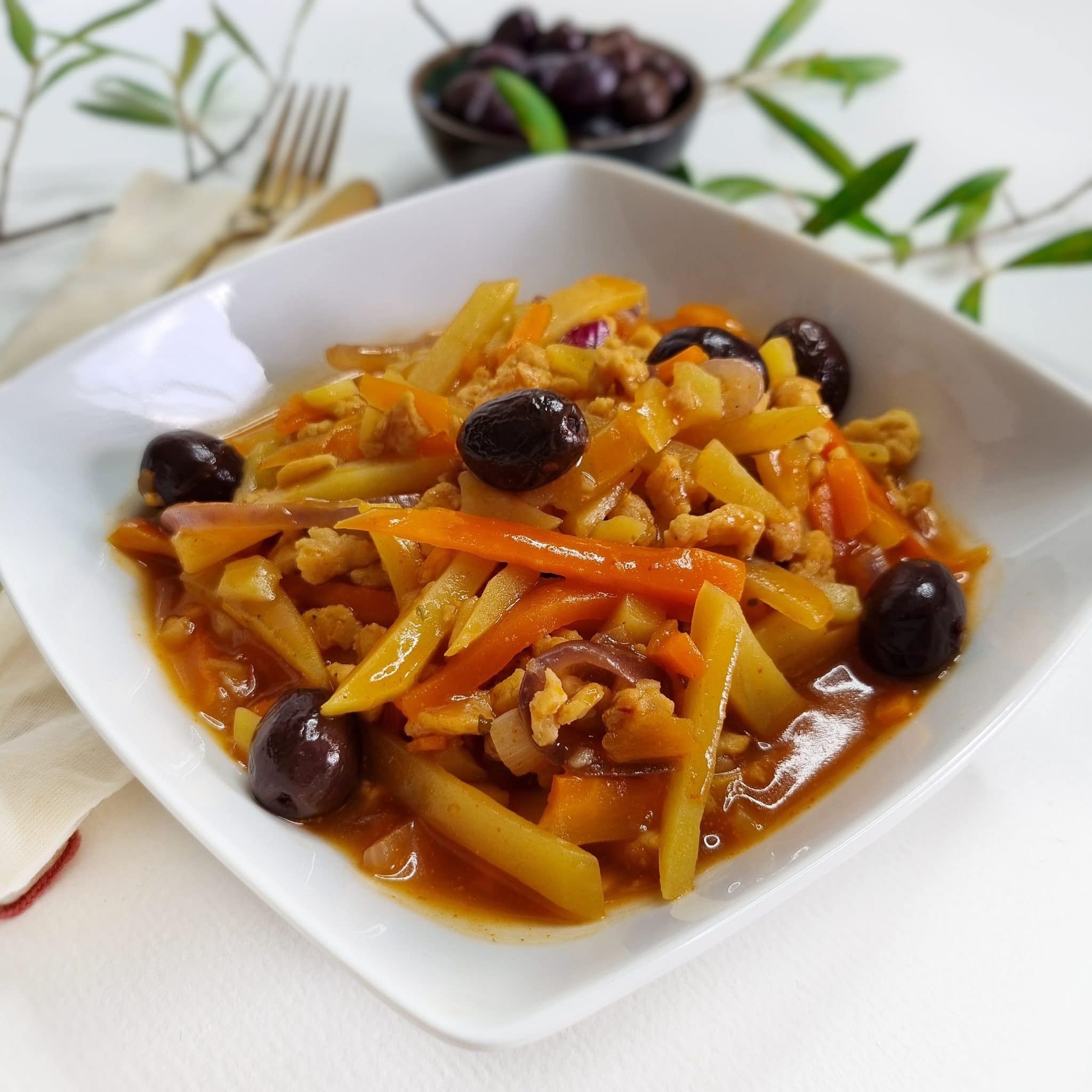 plat végétarien rapide, mijoté de pommes de terre, carotte
