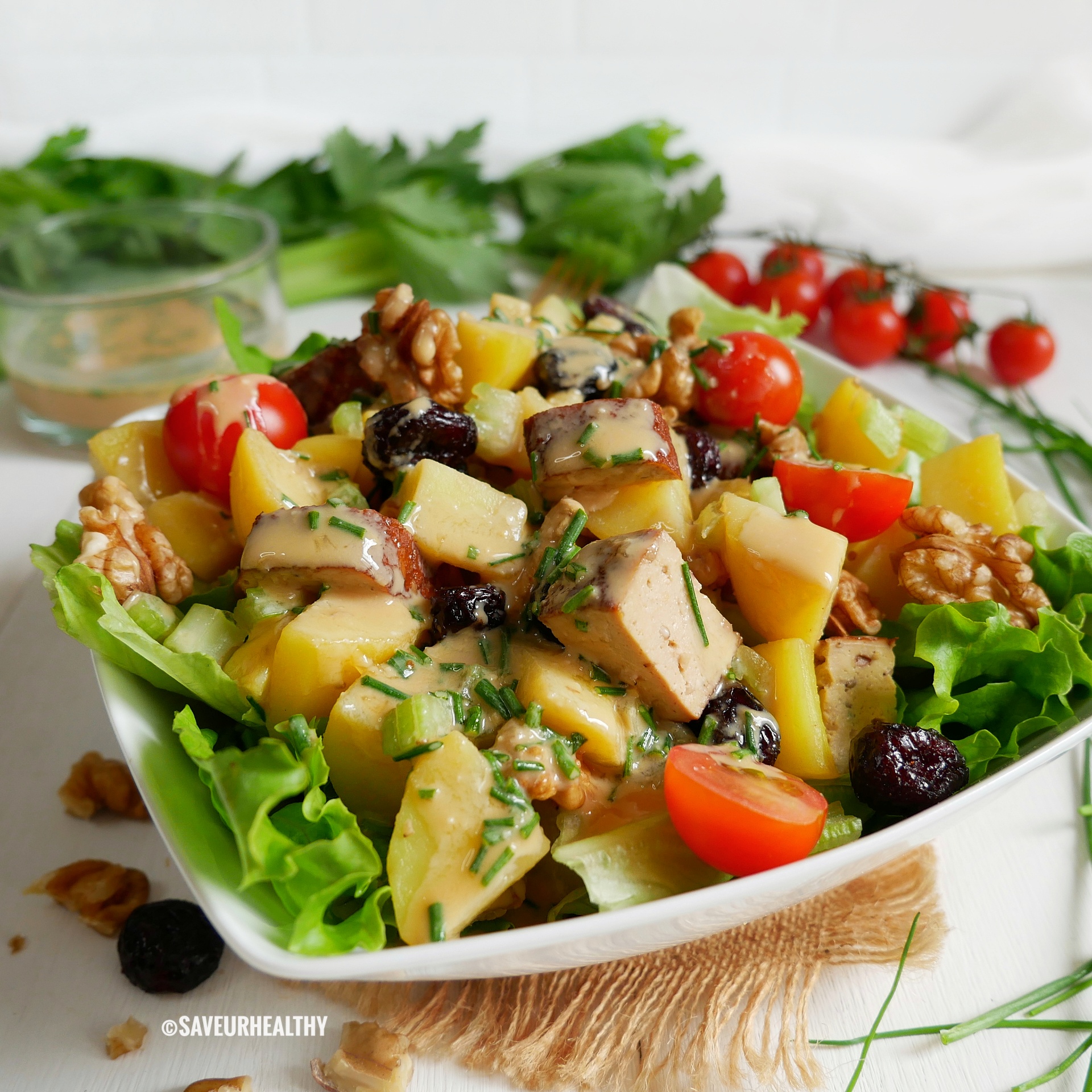 salade de pomme de terre, tofu fumé, cranberries & noix